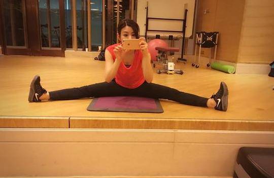 陳妍希微博曬一字馬照片 網友點贊