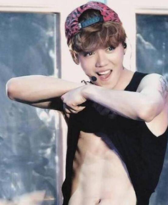 鹿晗出道這四年的肌肉成長(zhǎng)史