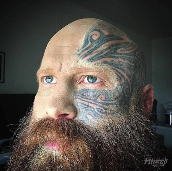 入過(guò)黑幫蹲過(guò)大獄！31歲健身逆襲成彪悍巨獸