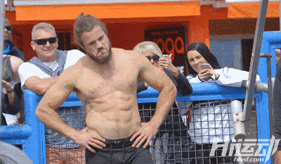 國外大爺挑戰街頭健身小伙！這么強壯活該他裝逼成功