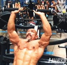 50多歲老頭迷戀“七龍珠”，瘋狂健身練成真實版龜仙人