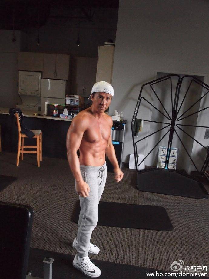 甄子丹秀健身肌肉 挑戰國外健身達人 甄子丹秀健身肌肉 挑戰國外健身達人