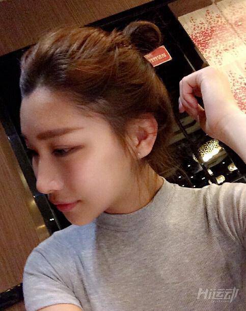 單手抓球 美女秀健身照美哭宅男