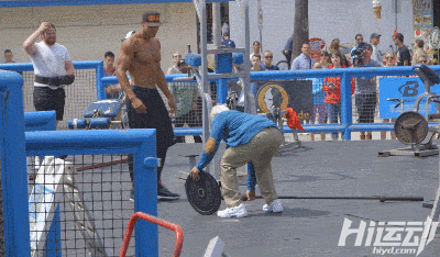 國外大爺挑戰街頭健身小伙！這么強壯活該他裝逼成功