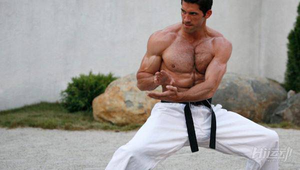 武打明星健身很霸道！占用他的器械，直接叫人滾開