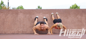 如果有女友，早就開始健身了！10個最虐狗的情侶動作