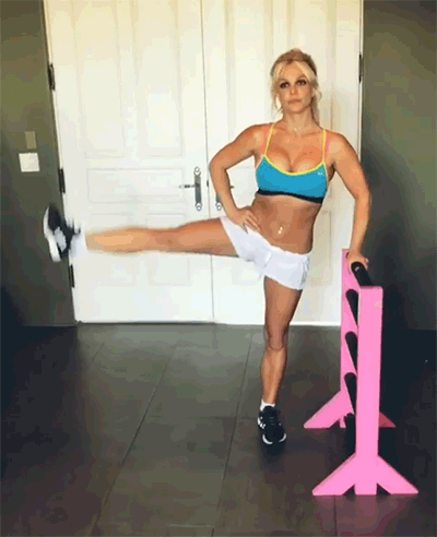 36歲小甜甜布蘭妮身材仍然火辣：倒立、后空翻統統不在話下