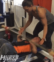 身高1米2卻夢想當消防員，付出百倍努力健身成小巨人