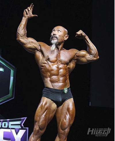 50多歲老頭迷戀“七龍珠”，瘋狂健身練成真實版龜仙人