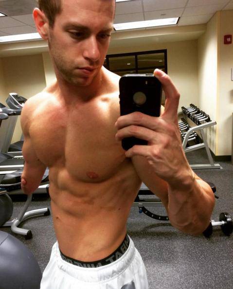 身殘志堅 天生獨臂卻練成肌肉男神