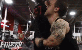 身高1米2卻夢想當消防員，付出百倍努力健身成小巨人