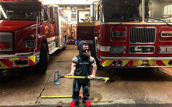 身高1米2卻夢想當消防員，付出百倍努力健身成小巨人