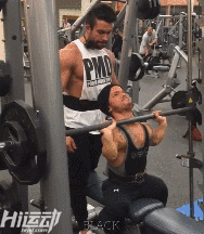 身高1米2卻夢想當消防員，付出百倍努力健身成小巨人