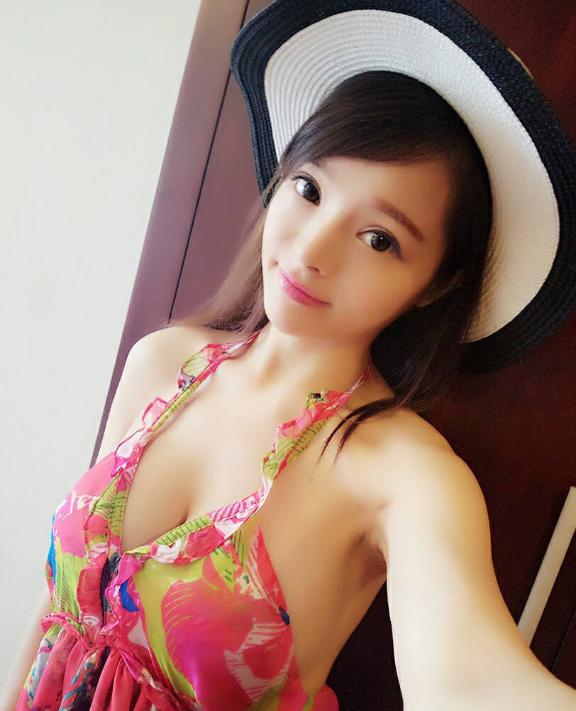 胸大也尷尬 足球寶貝曬私照打馬賽克