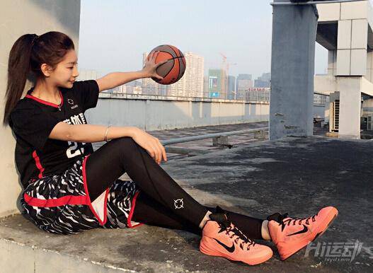 單手抓球 美女秀健身照美哭宅男