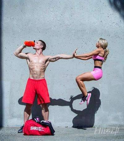 如果有女友，早就開始健身了！10個最虐狗的情侶動作