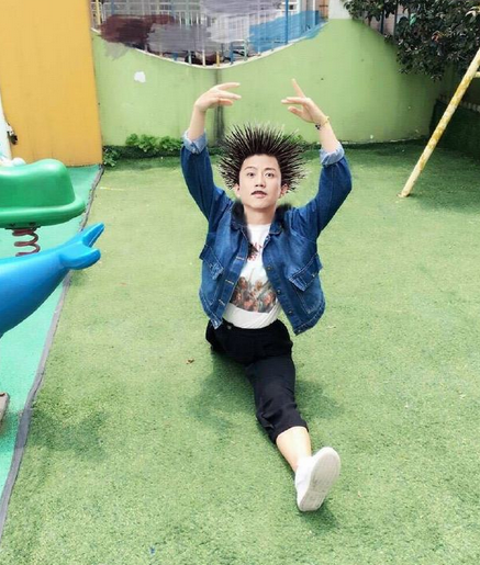 鄧超又來惡搞了 曬一大波PS版一字馬