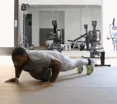 肌肉男的花式俯臥撐 你能挑戰(zhàn)幾個(gè)？