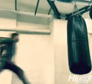 武打明星健身很霸道！占用他的器械，直接叫人滾開