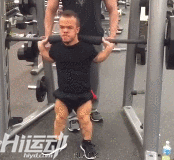 身高1米2卻夢想當消防員，付出百倍努力健身成小巨人