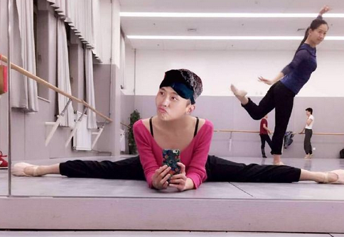 鄧超又來惡搞了 曬一大波PS版一字馬