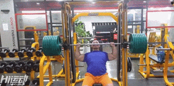 因蔑視施瓦辛格被人批評！不過他身材真壯，刷個綠漆就是綠巨人