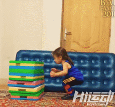 年僅4歲的“小姑涼”一身肌肉，競對(duì)父親下如此狠手！