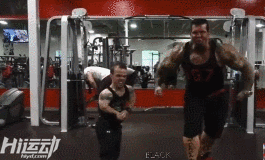 身高1米2卻夢想當消防員，付出百倍努力健身成小巨人