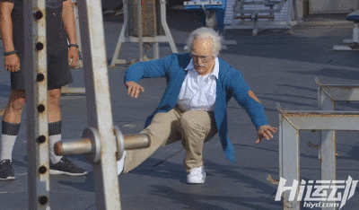 國外大爺挑戰街頭健身小伙！這么強壯活該他裝逼成功