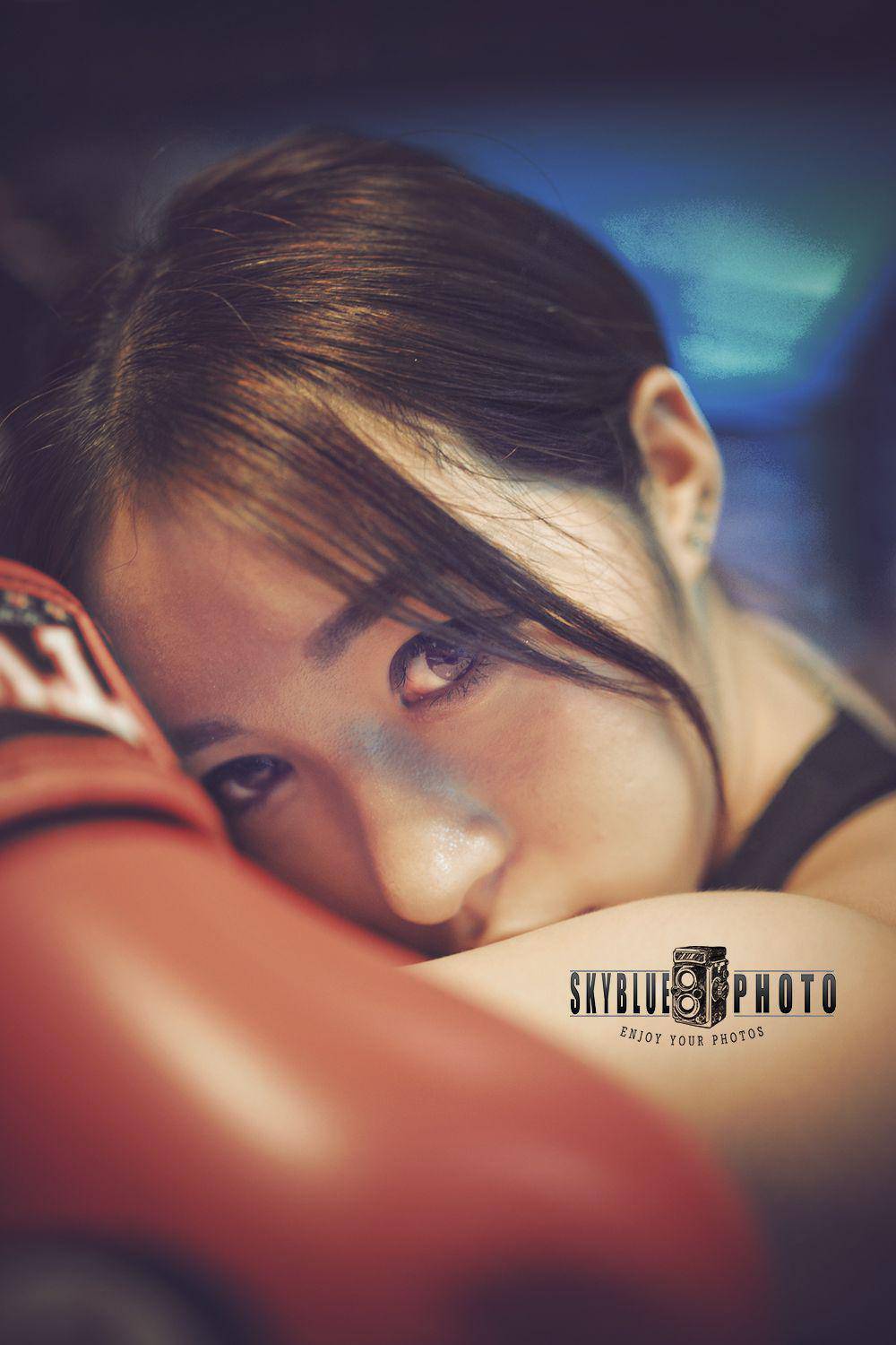 陰陽對比 健身房里的美女和格斗冠軍