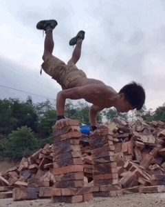 看搬磚小哥如何在工地健身 大寫(xiě)的牛！