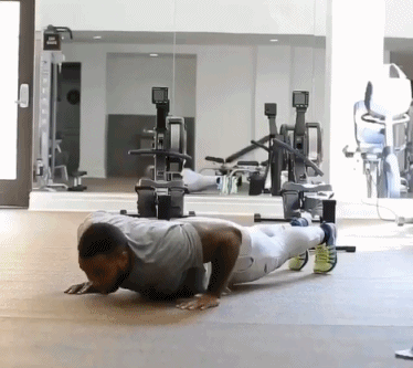 肌肉男的花式俯臥撐 你能挑戰(zhàn)幾個(gè)？