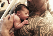 巨石強森女兒剛剛出生，竟然半夜又跑去健身房了