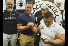 因蔑視施瓦辛格被人批評！不過他身材真壯，刷個綠漆就是綠巨人