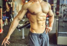 陰陽對(duì)比 健身房里的美女和格斗冠軍