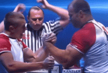 塊頭不大的扳手腕王者！小臂有45厘米粗