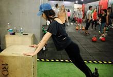 周韋彤健身 穿露肩緊身衣顯翹臀長腿