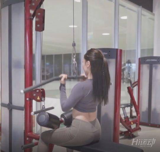 國外熱愛健身普通大眾女孩，如今擁有不輸模特的好身材