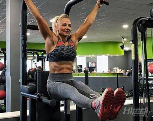 國外42歲阿姨泡在健身房，如今擁有不輸年輕人的身材
