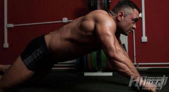 國外42歲阿姨泡在健身房，如今擁有不輸年輕人的身材