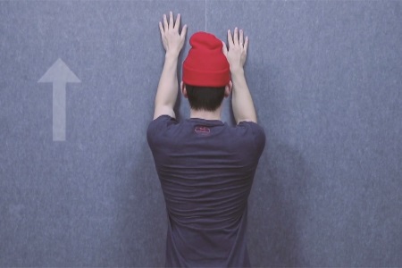 肩胛骨突出怎么矯正?女性擁有美背全靠這組瑜伽動作-易網健康養生網 肩胛骨突出怎么矯正?女性擁有美背全靠這組瑜伽動作