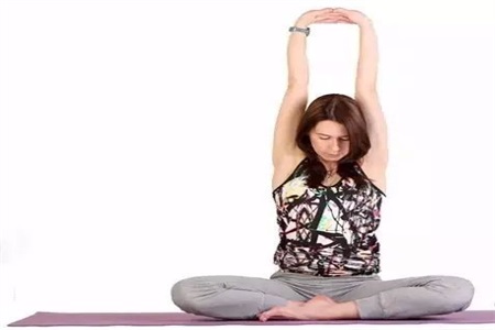 練瑜伽的好處,四組瑜伽動作改善你的肩頸不適-易網健康<a href=http://www.jsjjzhkt.cn/jkys/ target=_blank class=infotextkey>養生</a>網 練瑜伽的好處,四組瑜伽動作改善你的肩頸不適