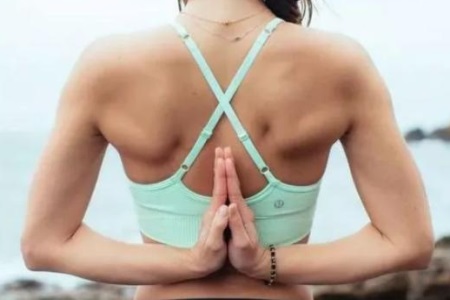 美背瑜伽體式大全,堅持瑜伽動作練出少女感-易網(wǎng)健康<a href=http://www.jsjjzhkt.cn/jkys/ target=_blank class=infotextkey>養(yǎng)生</a>網(wǎng) 美背瑜伽體式大全,堅持瑜伽動作練出少女感