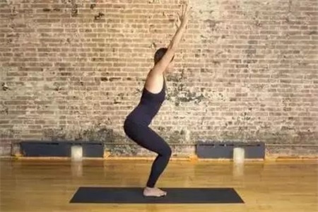 瑜伽的好處,四個瑜伽動作拯救你的頸椎-易網健康<a href=http://www.jsjjzhkt.cn/jkys/ target=_blank class=infotextkey>養生</a>網 瑜伽的好處,四個瑜伽動作拯救你的頸椎