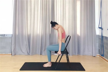 瑜伽初學者必練的瑜伽動作，只需要一把辦公椅就能練習