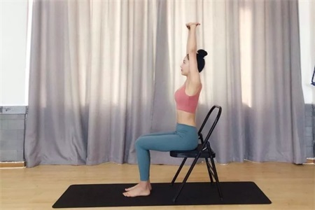 瑜伽初學者必練的瑜伽動作，只需要一把辦公椅就能練習