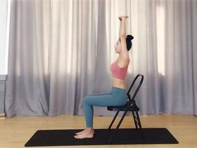 瑜伽初學者必練的瑜伽動作,只需要一把辦公椅就能練習