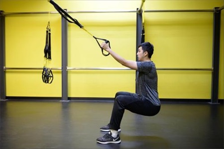 深蹲的好處,女人練習這五種深蹲瑜伽動作讓身材更迷人-易網健康養生網 深蹲的好處,女人練習這五種深蹲瑜伽動作讓身材更迷人