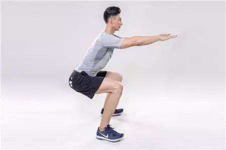 深蹲的好處,女人練習這五種深蹲瑜伽動作讓身材更迷人-易網健康<a href=http://www.jsjjzhkt.cn/jkys/ target=_blank class=infotextkey>養生</a>網 深蹲的好處,女人練習這五種深蹲瑜伽動作讓身材更迷人