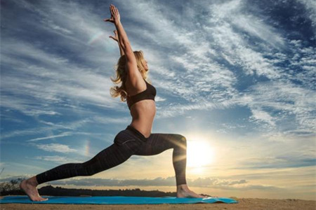 學習三個瑜伽體式動作,每天保持鍛煉讓身體排毒養顏-易網健康<a href=http://www.jsjjzhkt.cn/jkys/ target=_blank class=infotextkey>養生</a>網 學習三個瑜伽體式動作,每天保持鍛煉讓身體排毒養顏